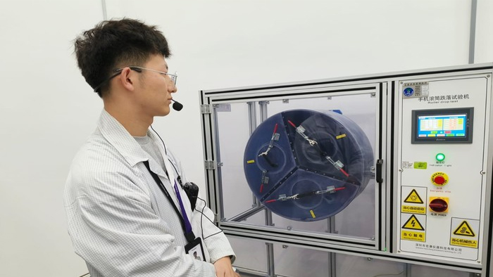 Uji Ketahanan HP Tecno: Disemprot Air hingga Dibanting!