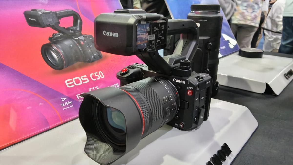 Kamera Sinema Ringkas untuk Kreator Profesional EOS C50