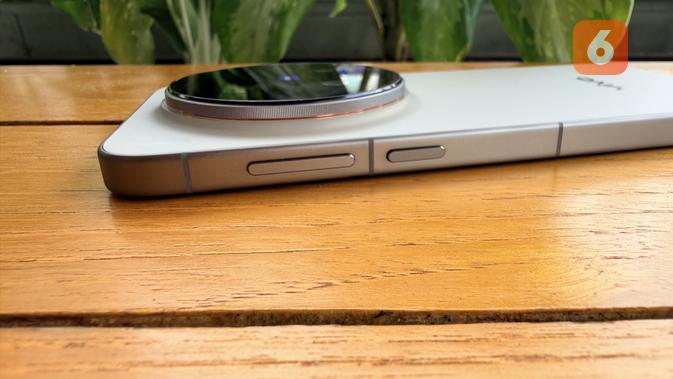 Tombol samping Vivo X300 Pro untuk volume dan kunci.