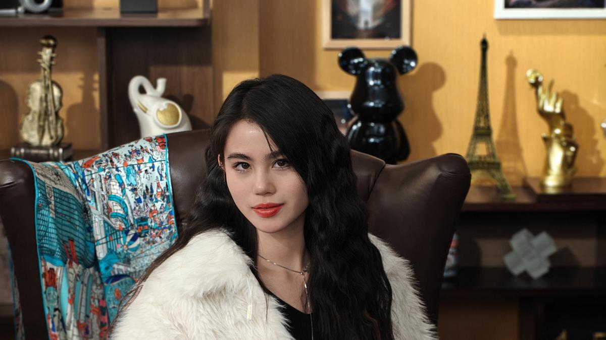 Meneliti Teknologi LumaColor Realme 16 Pro+ 5G di Dalam AI Image Lab Shenzhen