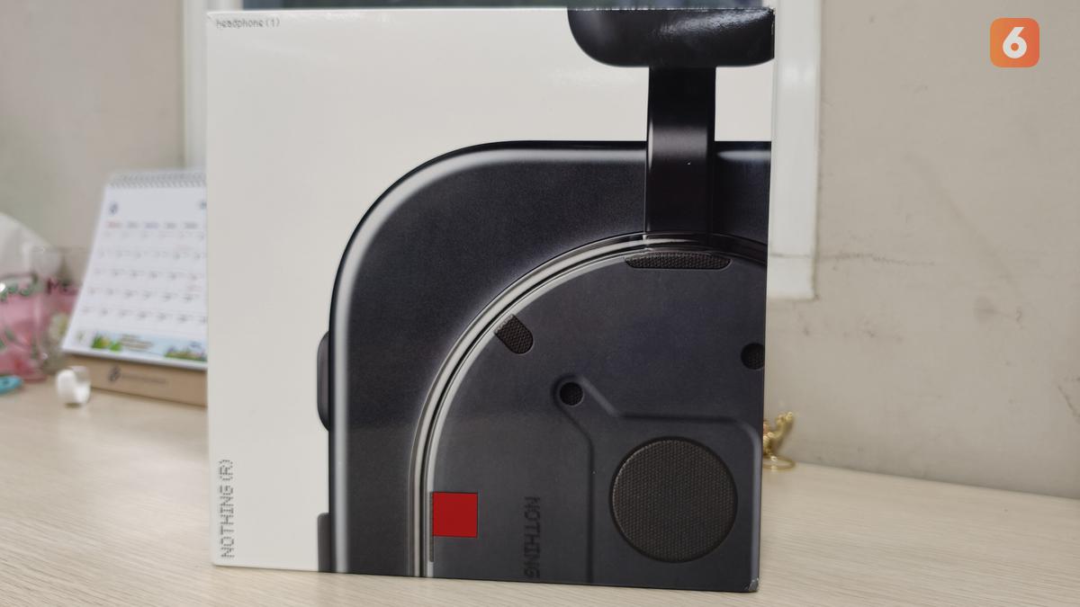 Unboxing Headphone Transparan yang Langsung Curi Perhatian